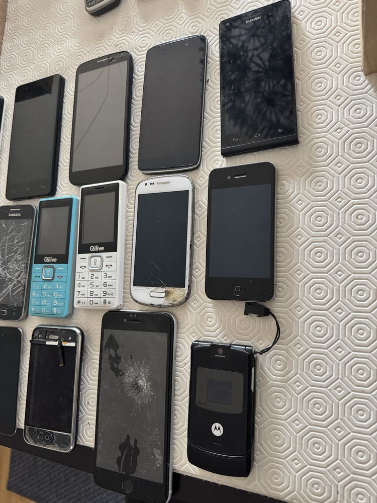 Lote de 13 Telemóveis (Samsung, Iphone Huawei) e 2 Tablets