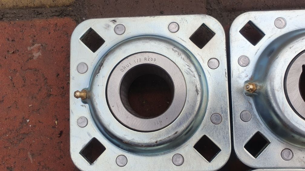 Фланцевий підшипниковий вузол DHU 1 1/2 R209  подшипник корпусний