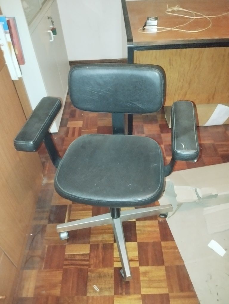 Cadeira escritório com rodas