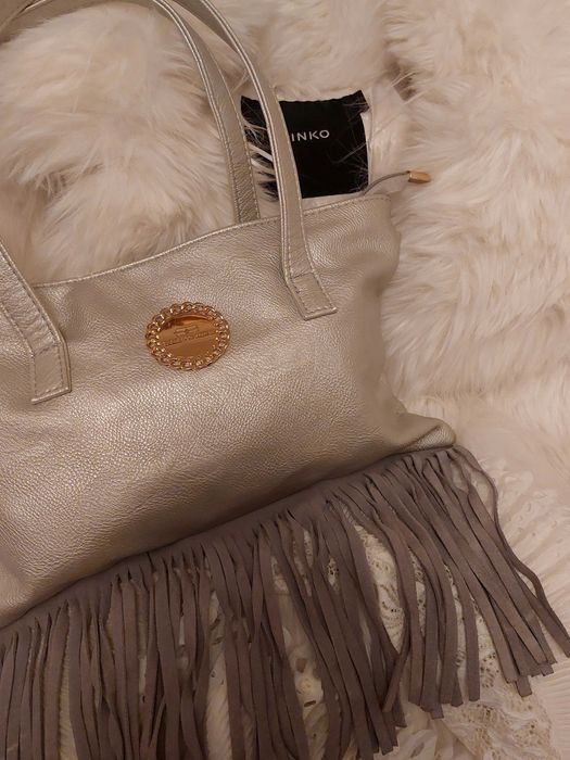 Stylowa srebrna torebka z ozdobnymi frędzlami