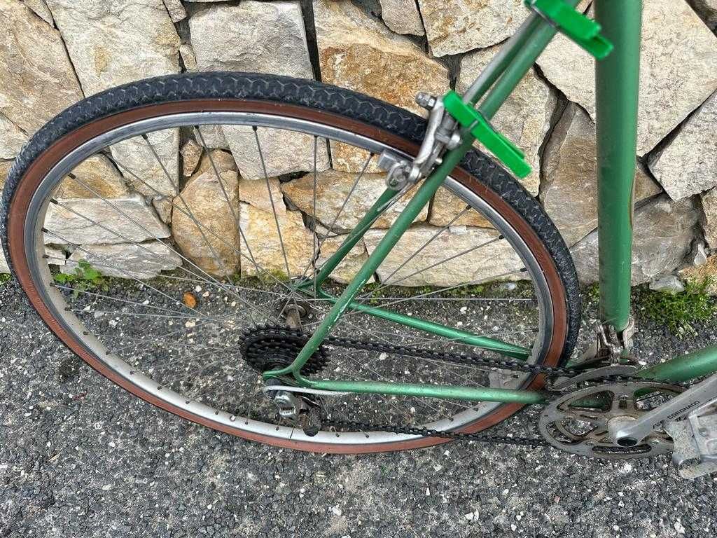 Bicicleta antiga para restauro, operacional