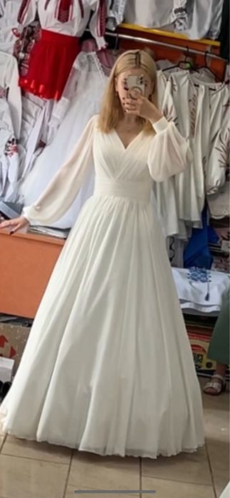 Весільна сукня.