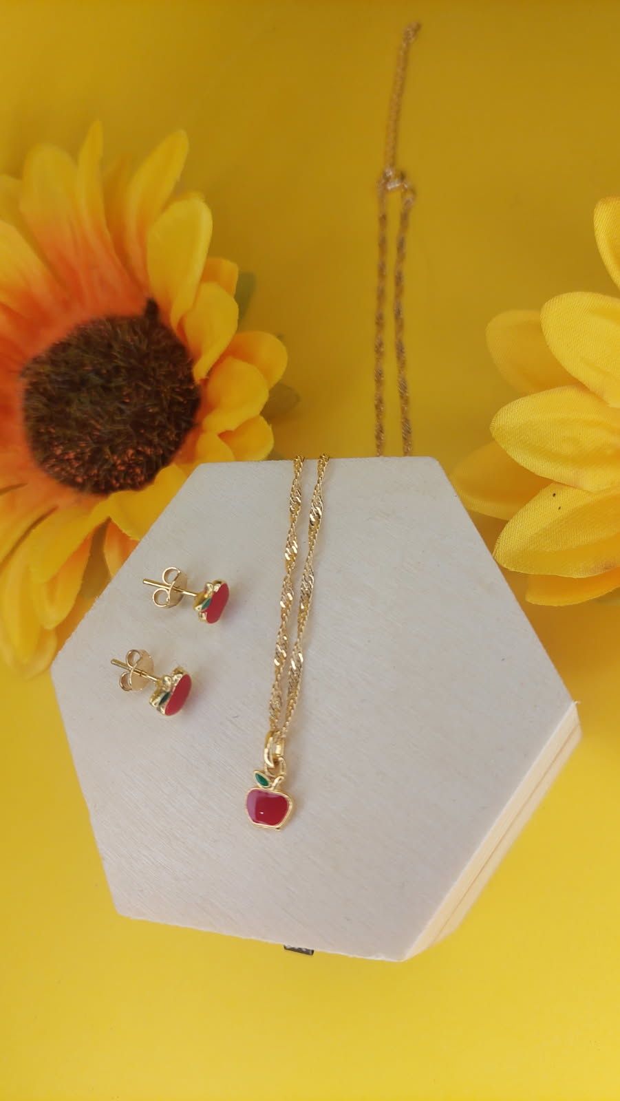 Conjunto coar e brincos infantil,  folheado a ouro 18, semijoia .