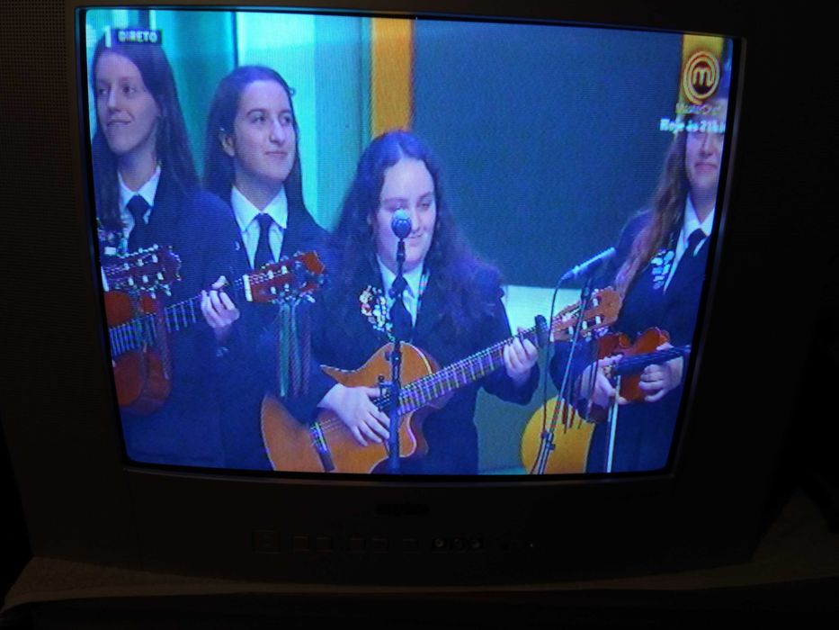 1 televisão como nova tamanho médio (52cmx40 cm)