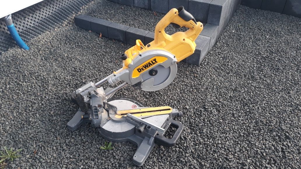 Ukośnica Dewalt DCS 777 FLEXVOLT 54 V akumulatorowa