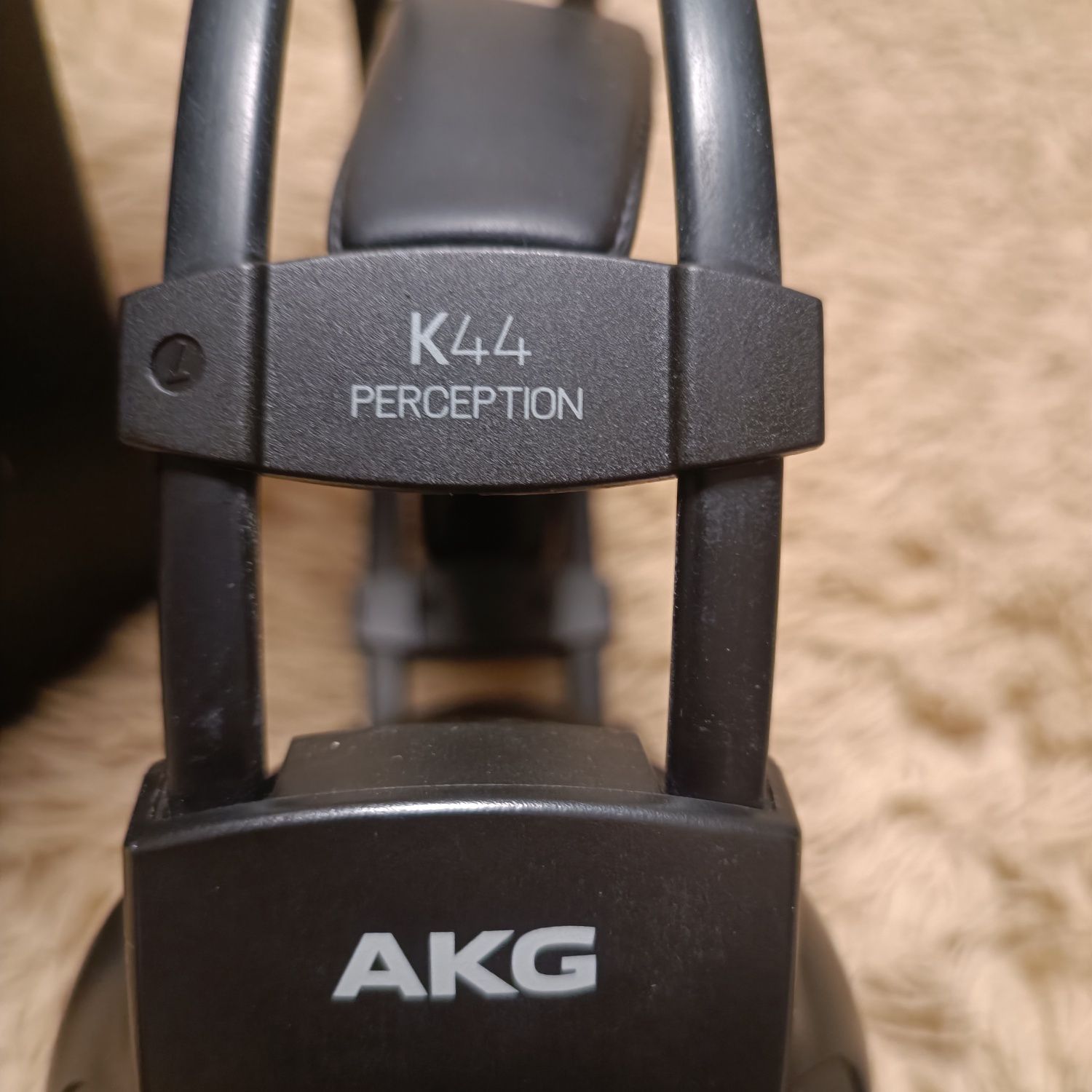 Студийные наушники AKG K44