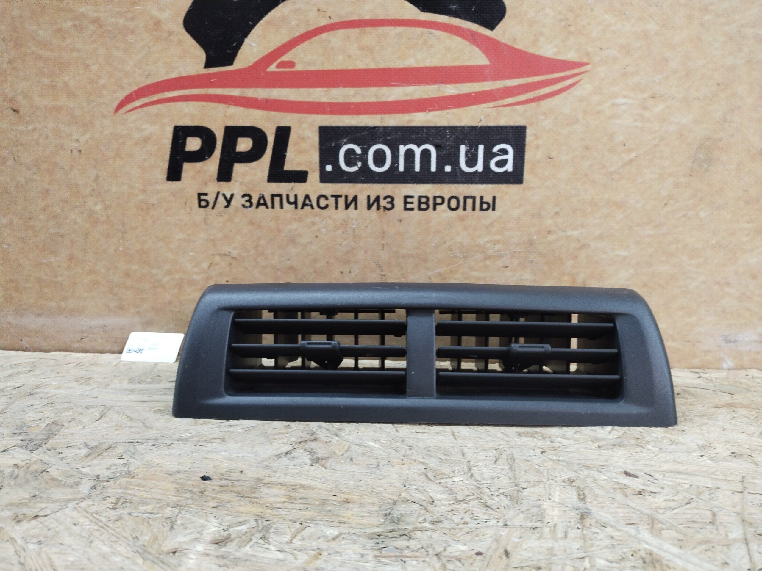 Daihatsu Materia 06-12 дефлектор воздуховод торпедо центр 5567G0010