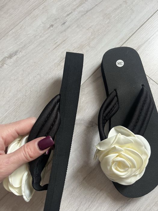 Japonki z ozdobną różą