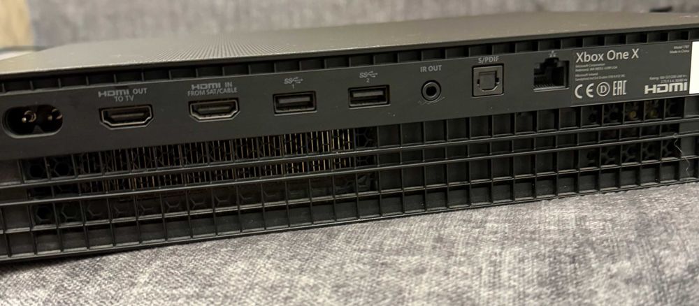 (Відмінний стан) Xbox One X Progect Scorpio + GTA 5 + Геймпад + Кабелі