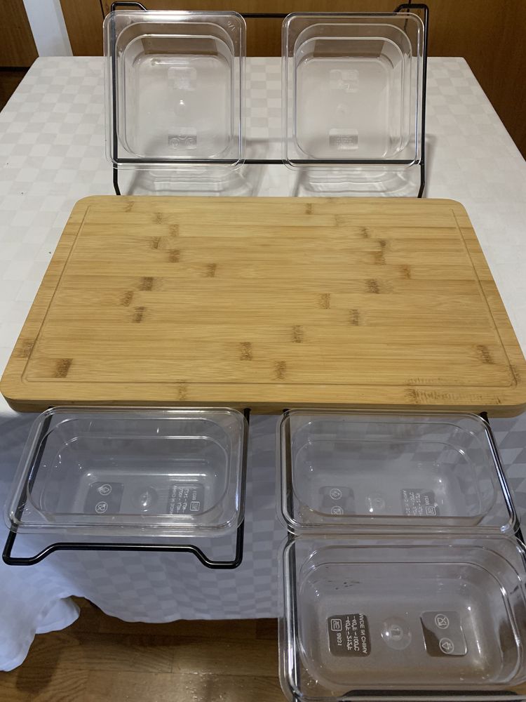 Tábua de corte com recipientes