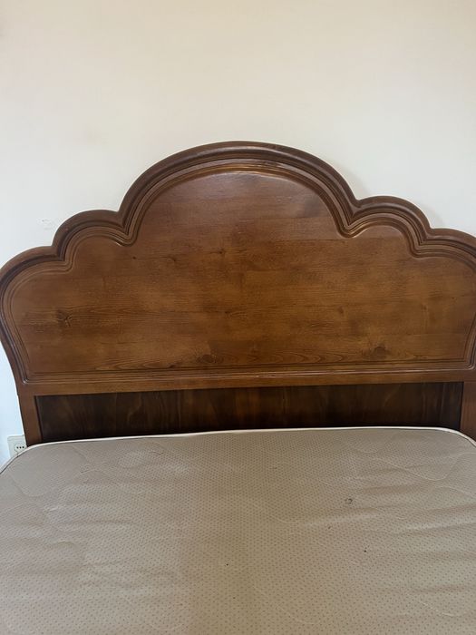 Cama de madeira de muito boa qualidade