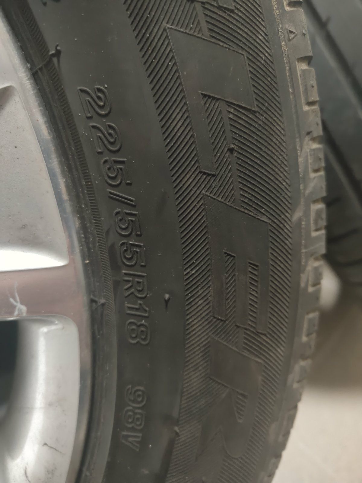 Шини 225/55R18 98 V. В наявності 4шт.- вартість 8000грн.