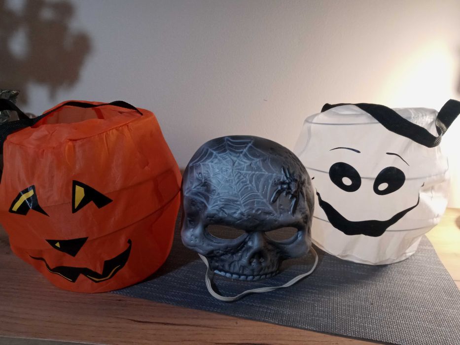Torebki i straszna maska na Halloween