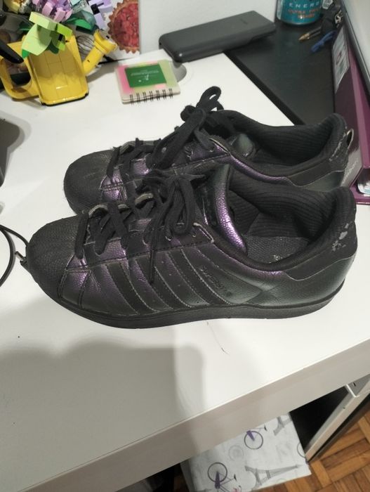 Sapatilhas adidas pretas com brilho lilás
