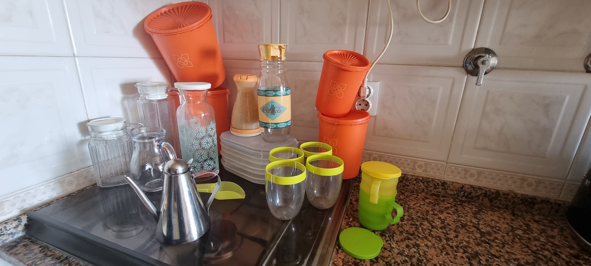 Vários items de cozinha em estado novo.