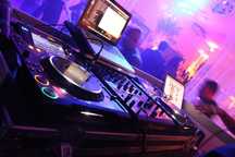 DJ com material para festas