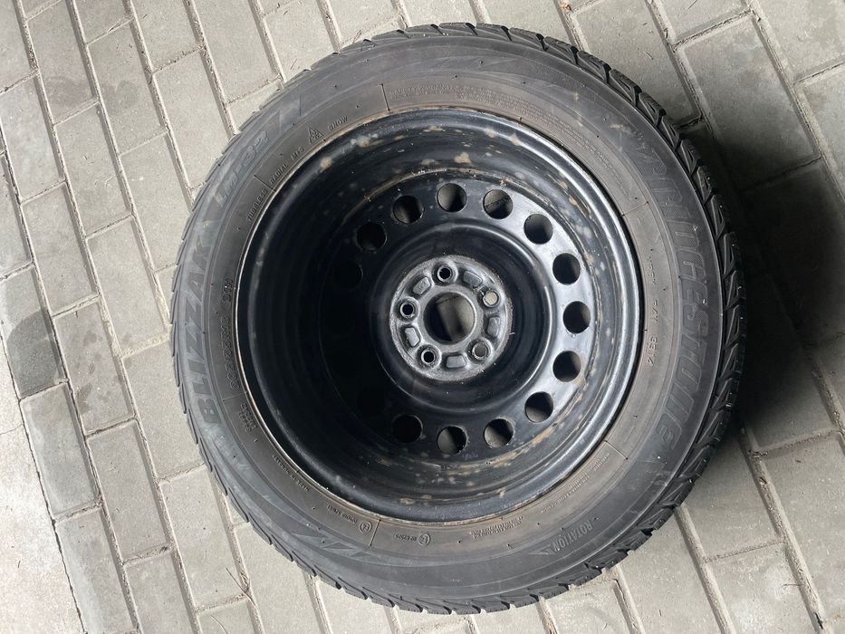 Felgi stalowe 4 szt Toyota z oponami zimowymi kołpaki gratis 205/55/16