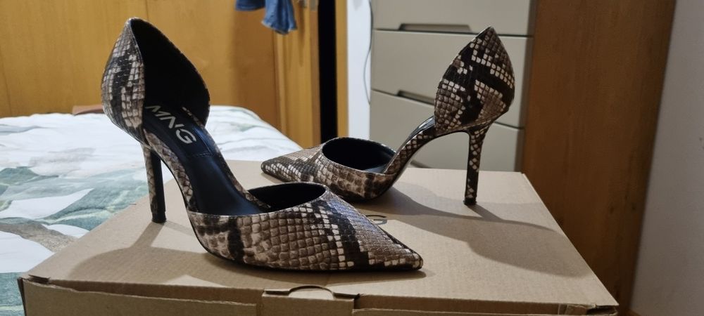 Sapatos pele de cobra castanhos e beged