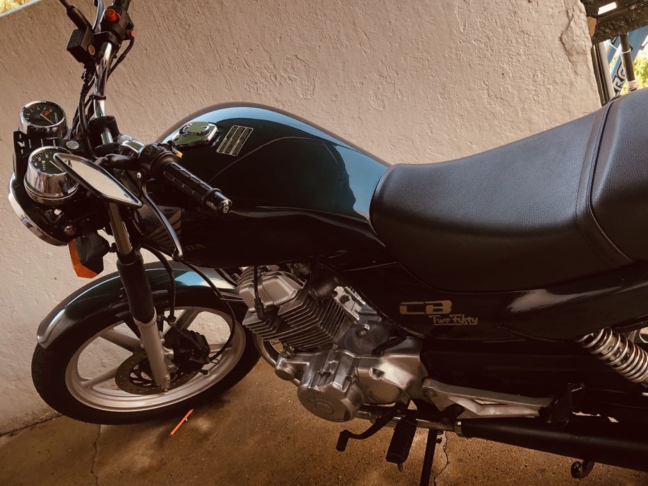 Moto CB em otimo estado com poucos kms preço pouco negociavel , dispon