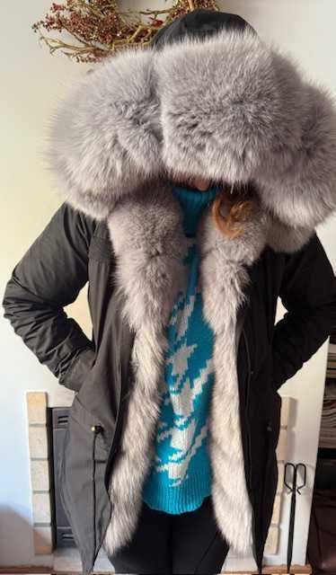 Casaco de Inverno preto com pêlo natural com grande gola raposa .