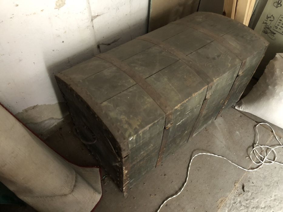 Kolekcjonerska skrzynia drewniana, kufer, metalowe okucia, stara prasa