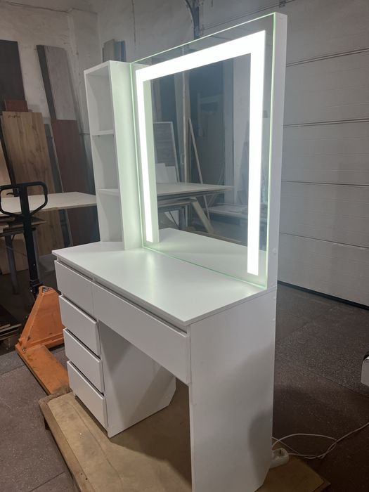 Туалетний столик з підсвіткою косметичний стіл дзеркало для макіяжу