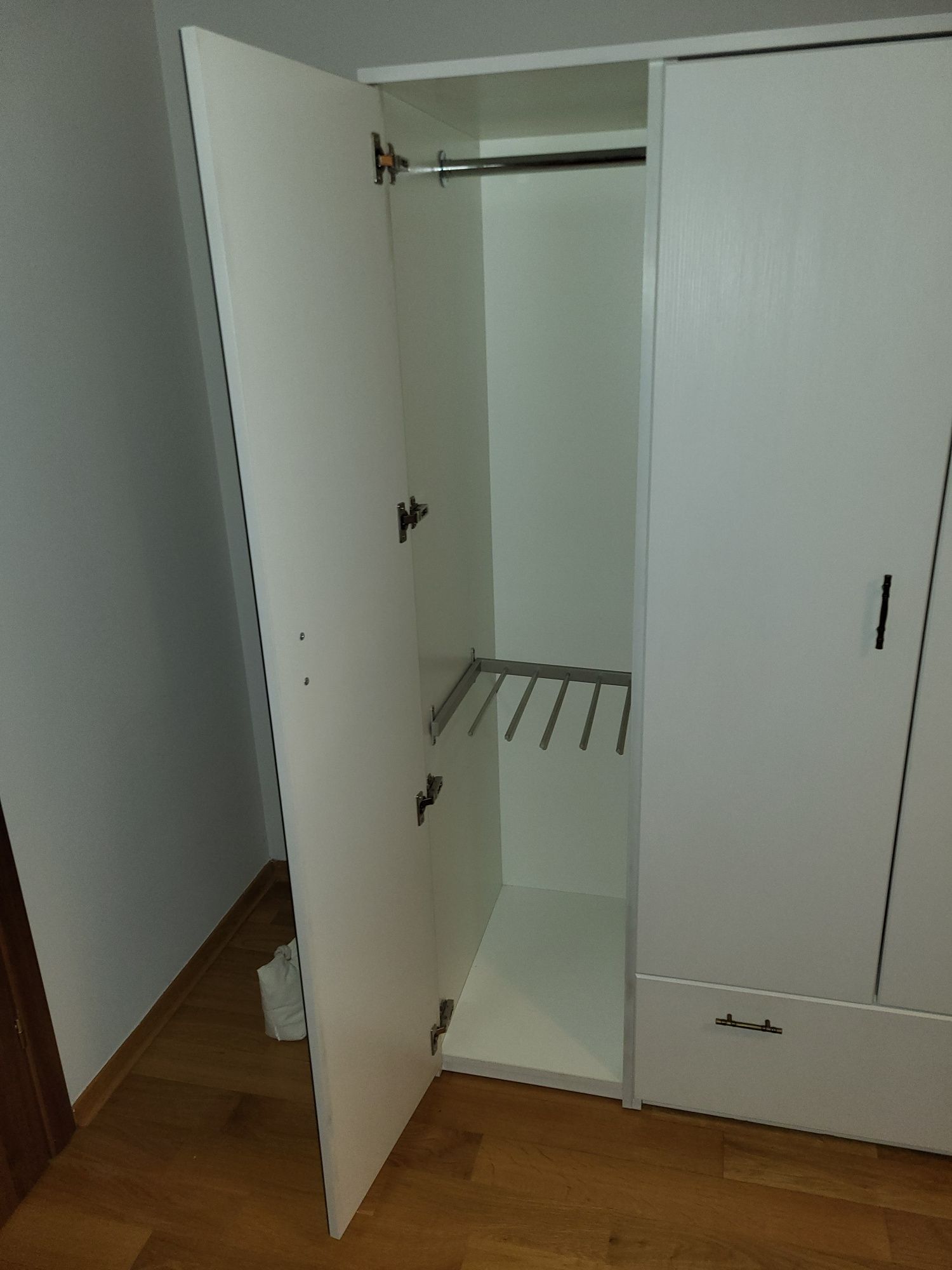 Sprzedam szafę białą trzydrzwiową