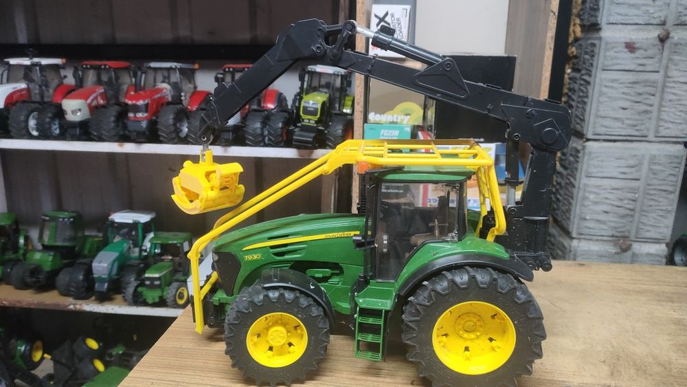 Bruder traktor John Deere Leśny