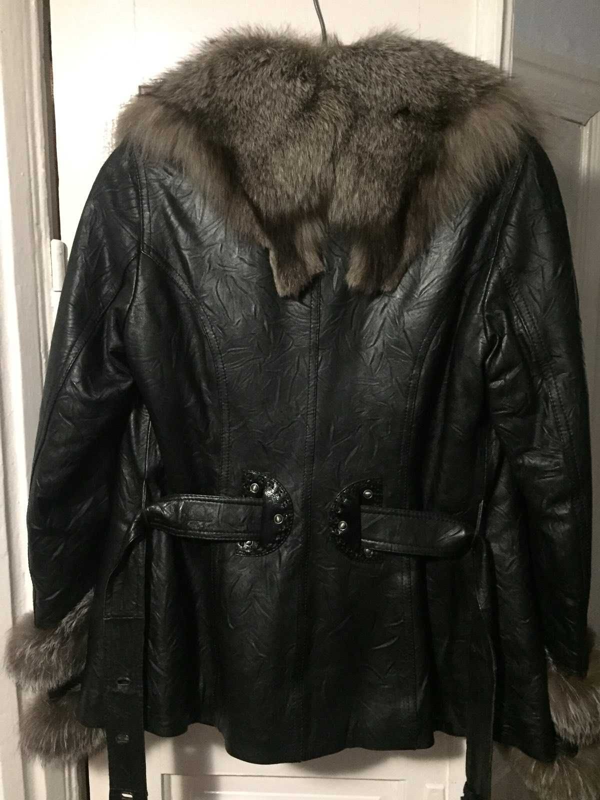 Шкіряна жіноча куртка з хутром чорнобурки