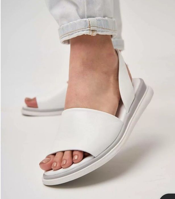 Жіночі босоніжки.