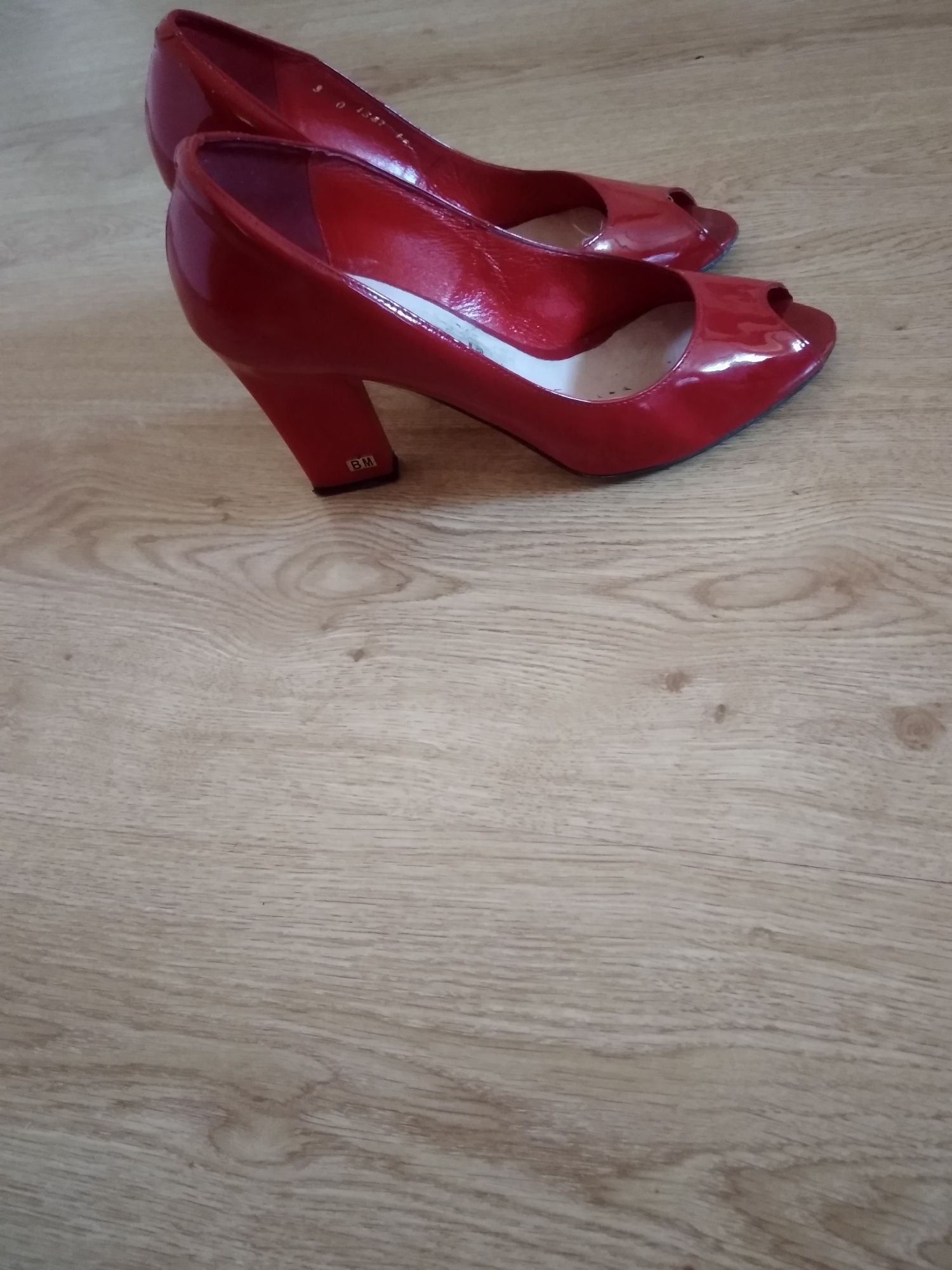 Мешти жіночі туфлі лак червоні