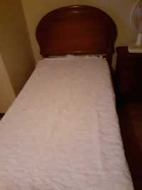 Coberta branca de cama de solteiro - como nova