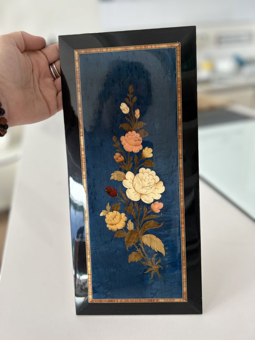 Quadro de madeira com incrustações 38 por 18 cm.
