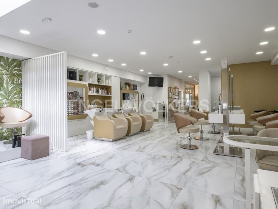 Espaço Comercial com Garagem em Telheiras