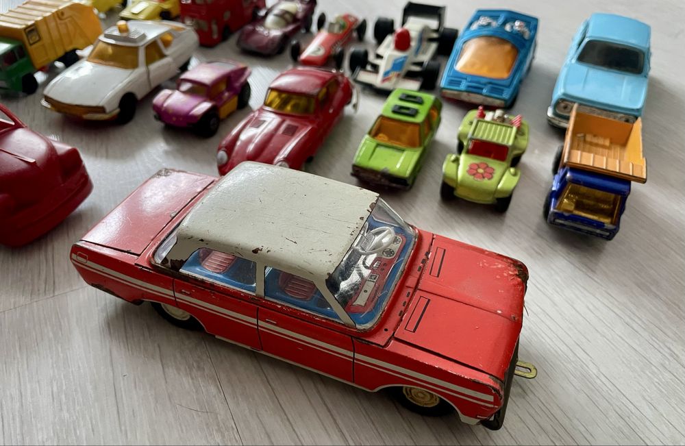 Zestaw starych resoraków/modeli aut m.in.Matchbox,Schuco.