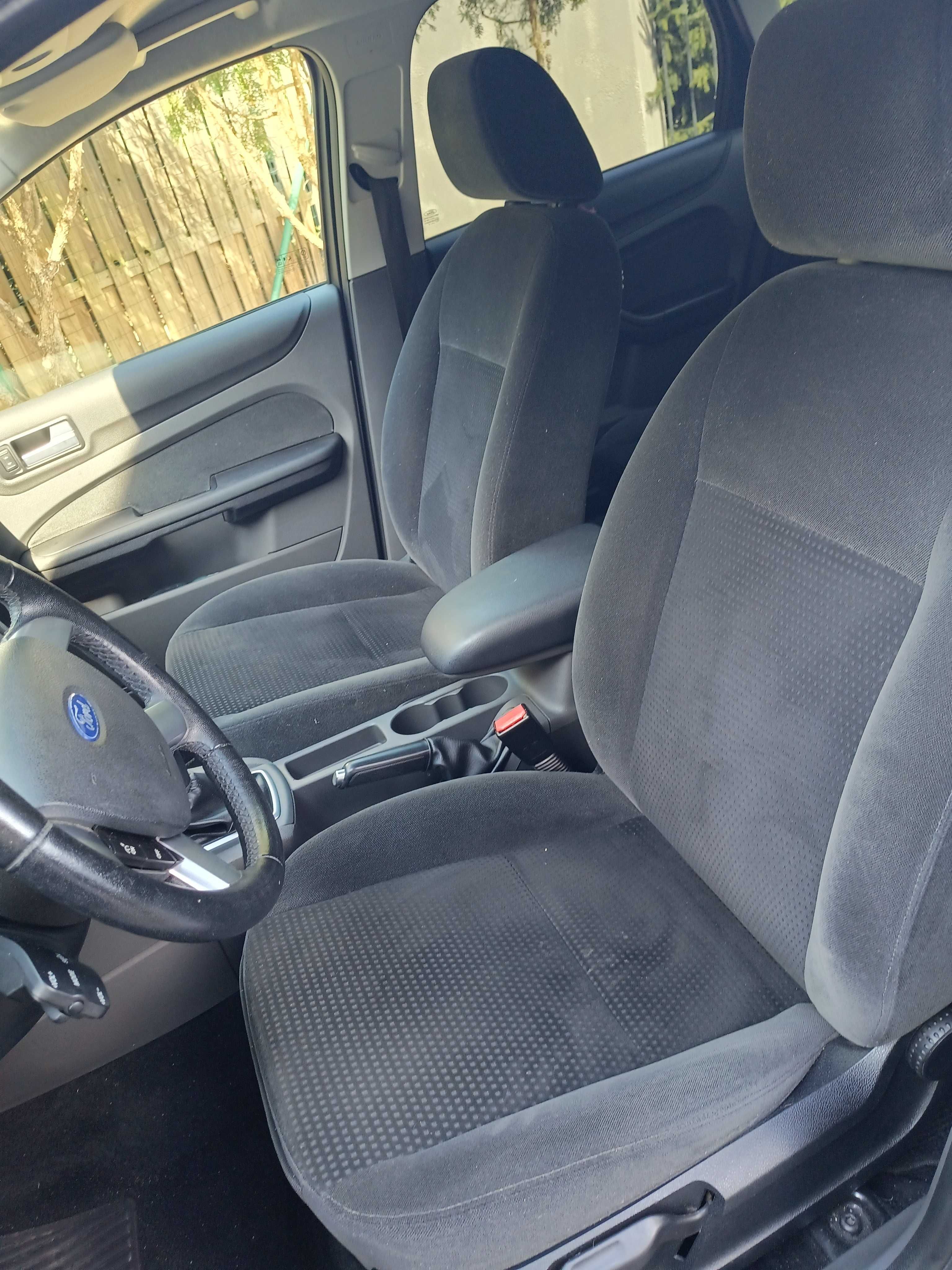 Piekny Ford Focus Ghia 1.6