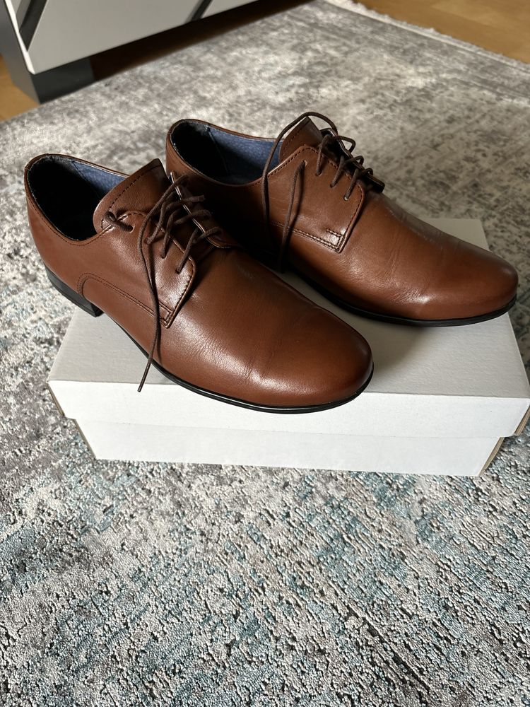 Eleganckie brązowe buty chłopięce PAWO ( model P-K). Atrakcyjna oferta