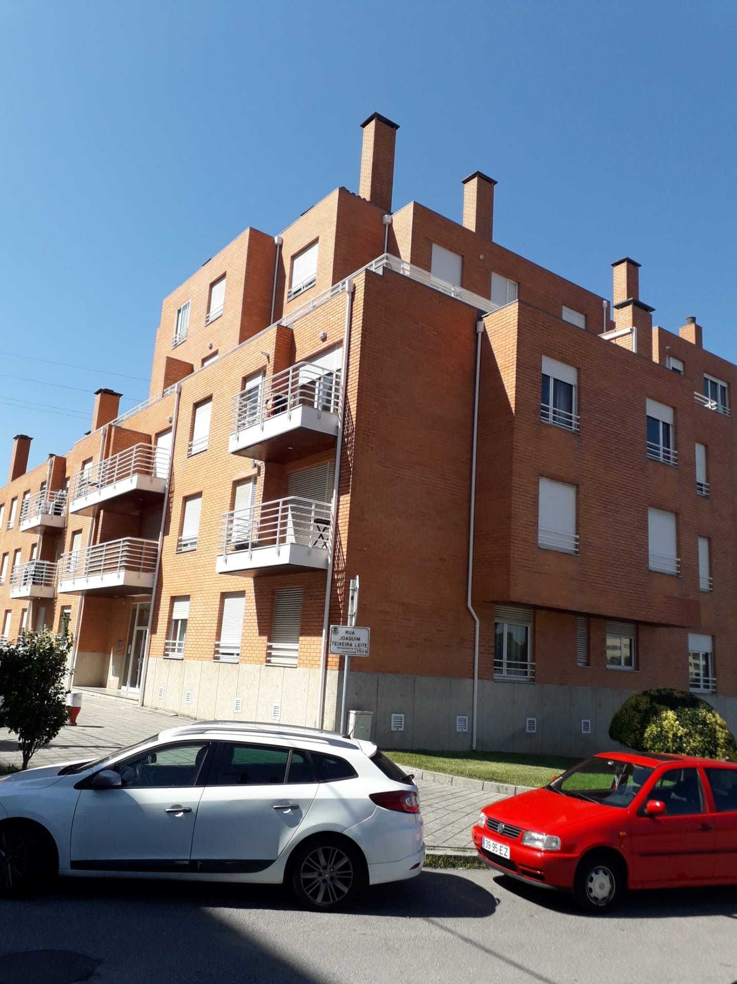 Lugar de estacionamento e arrumos frente Hospital S. João