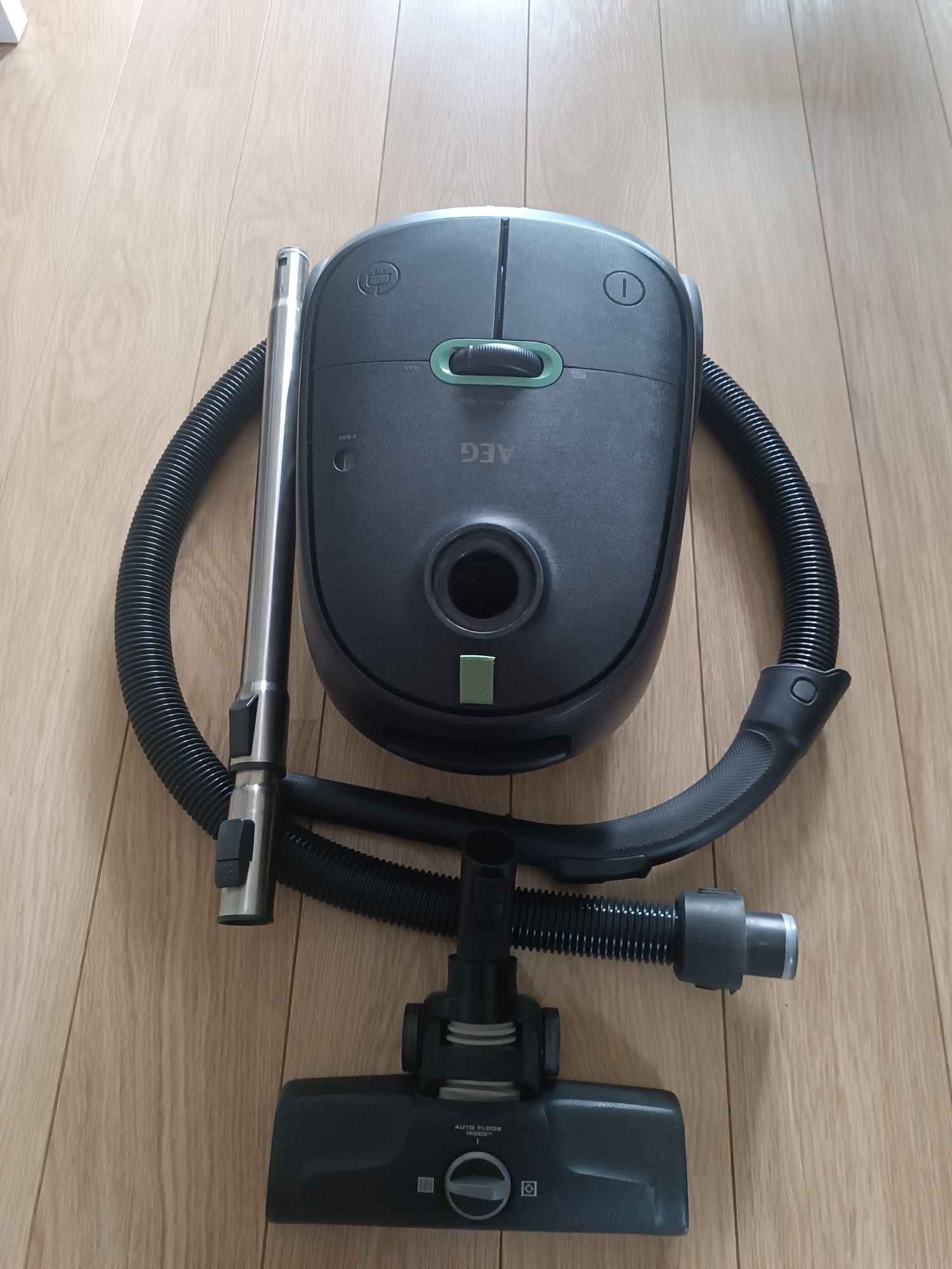" Odkurzacz workowy AEG Clean 6000