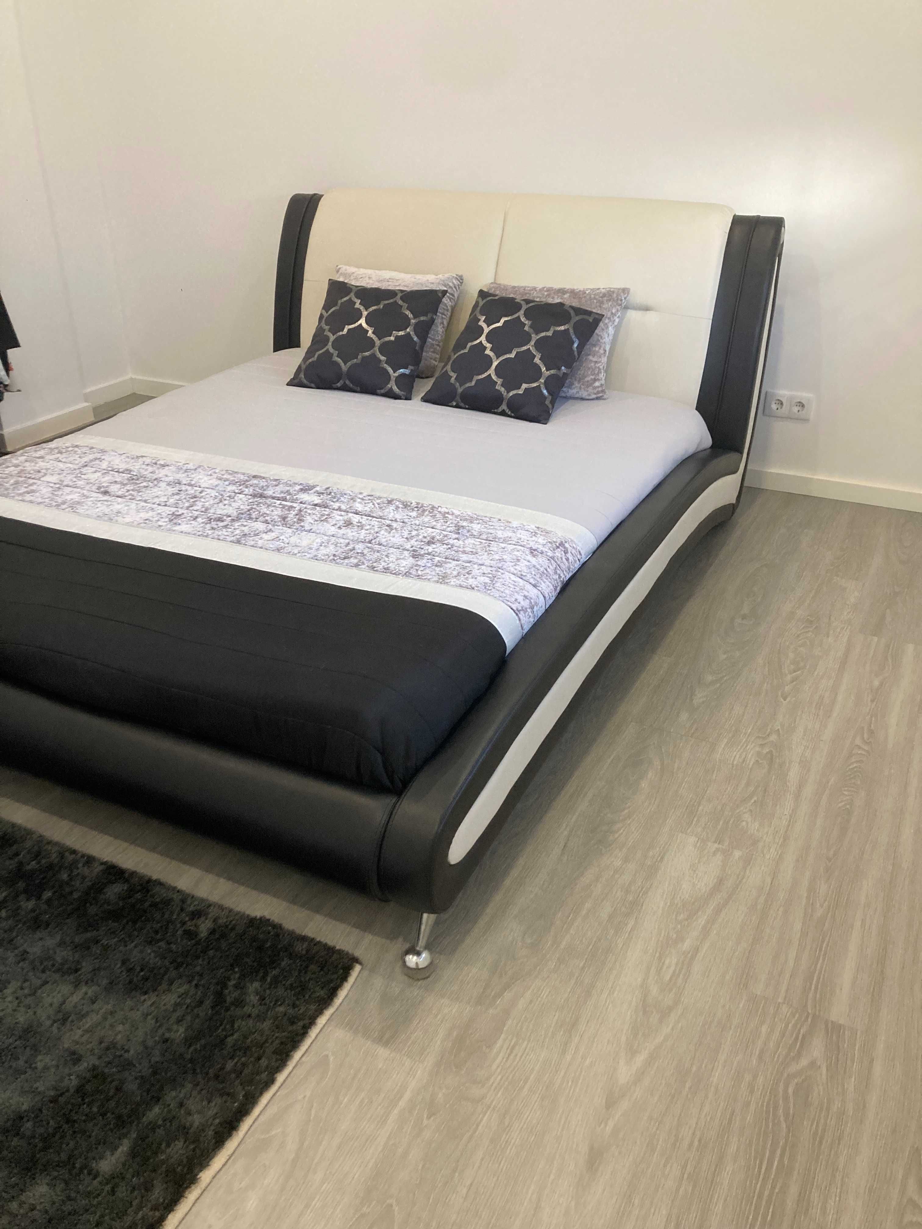 Cama de napa preta e branca c/ colchão