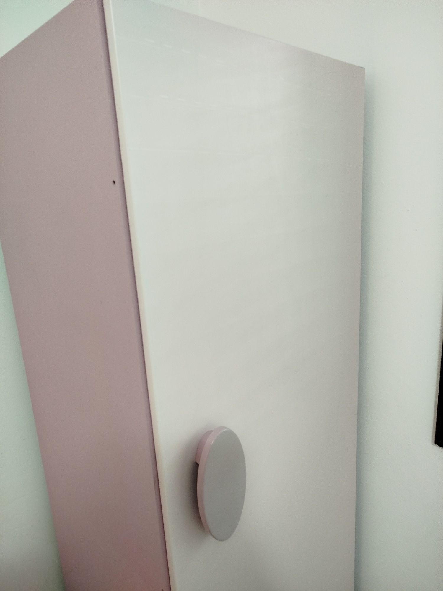 Móvel IKEA com 2 prateleiras e 1 gaveta