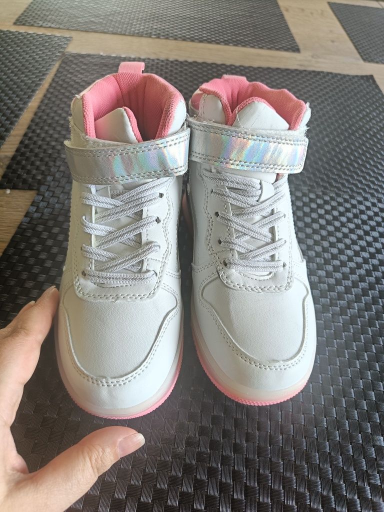 Nowe białe sneakersy Reserved
