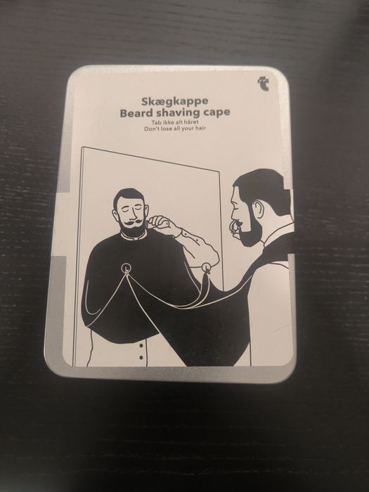 Capa para cortar/aparar a barba no espelho