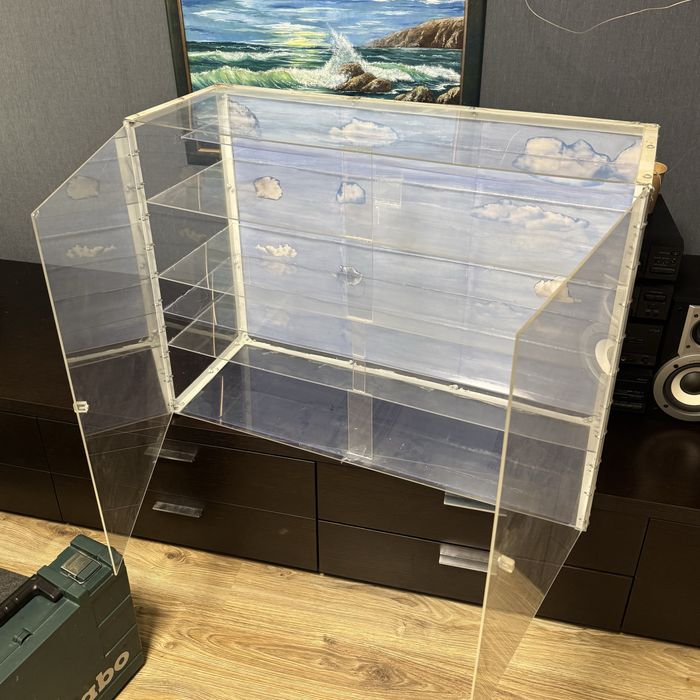 Шафа з оргскла. Використовувалась для стендових моделей.