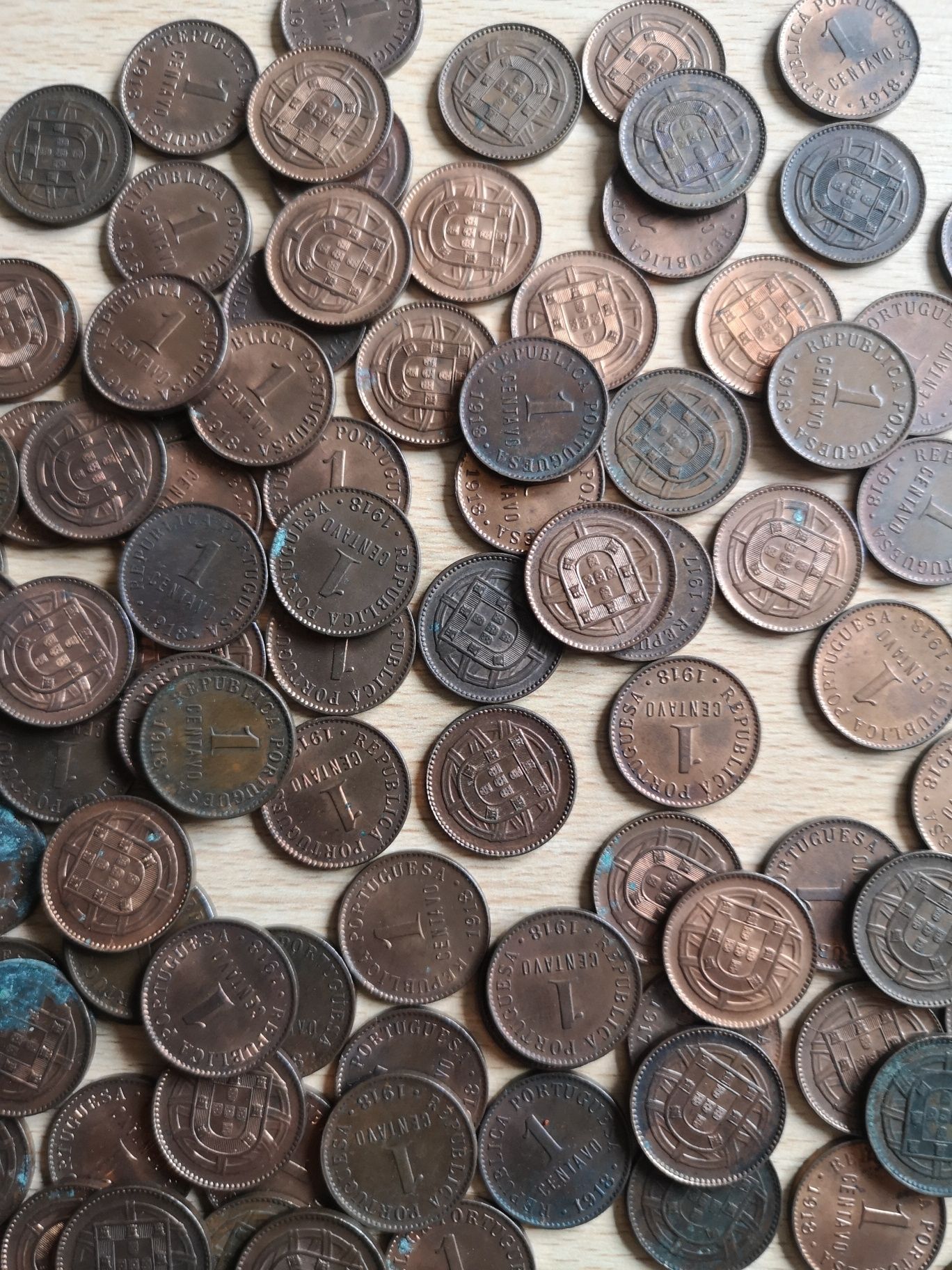 Várias moedas 1 centavo.