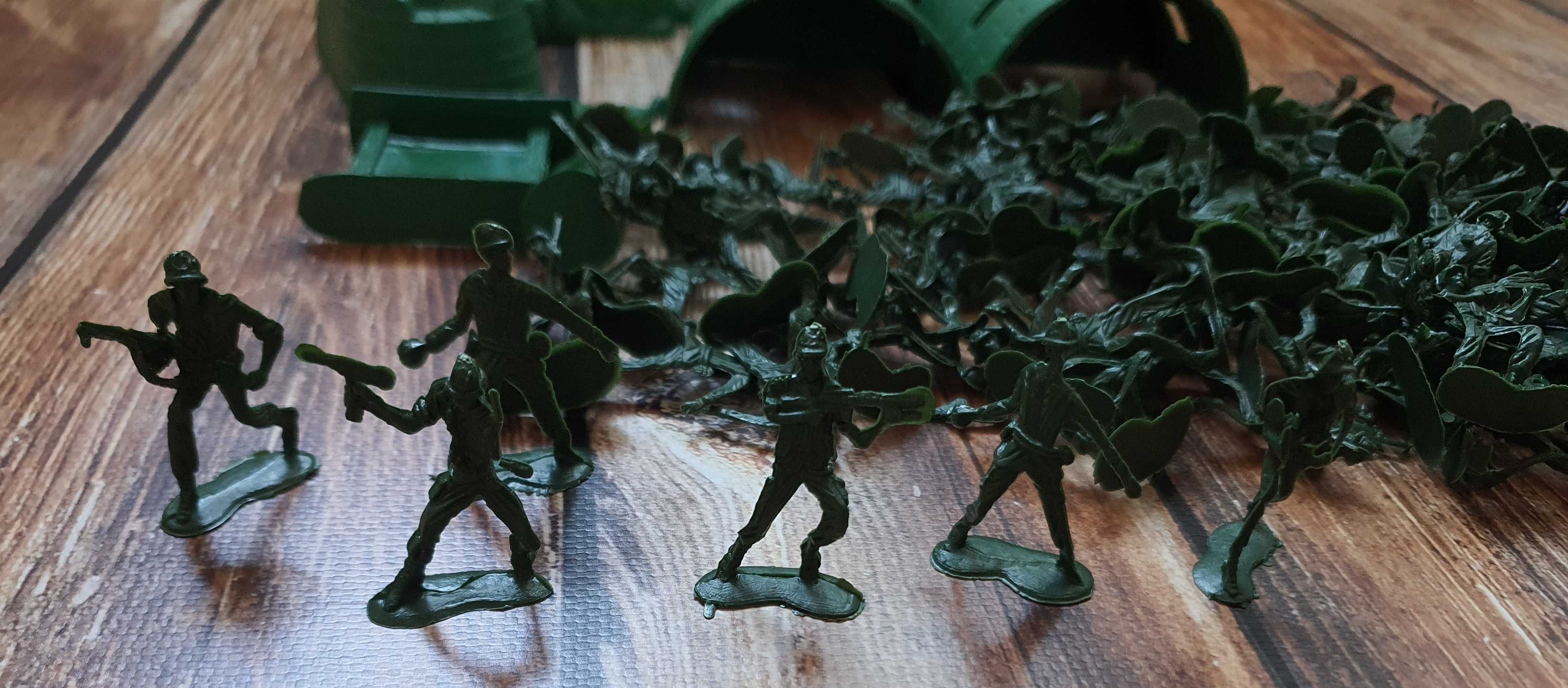 Zestaw 95 sztuk figurek wojskowych, żołnierzyki