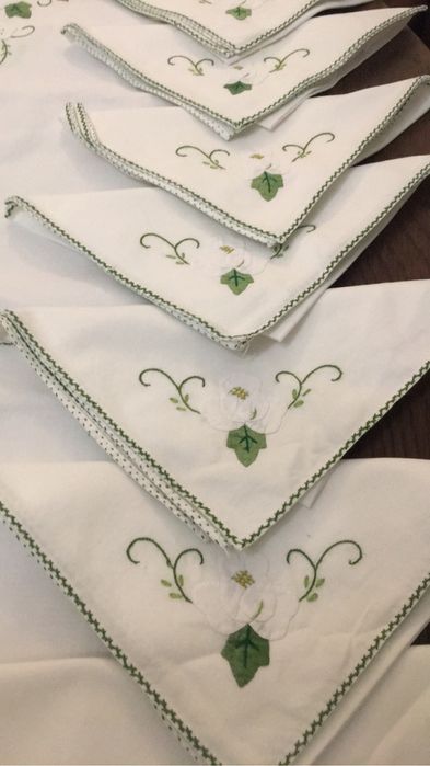 Linda toalha bordada e arte aplicada com 12. Guardanapos