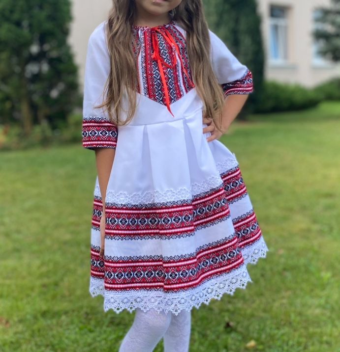 Вишите плаття на дівчинку