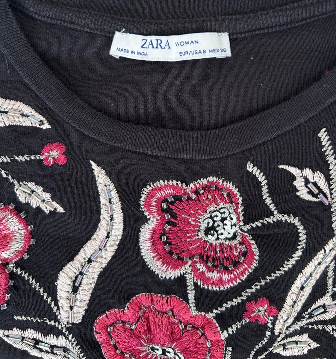T-shirt preta com bordados Zara