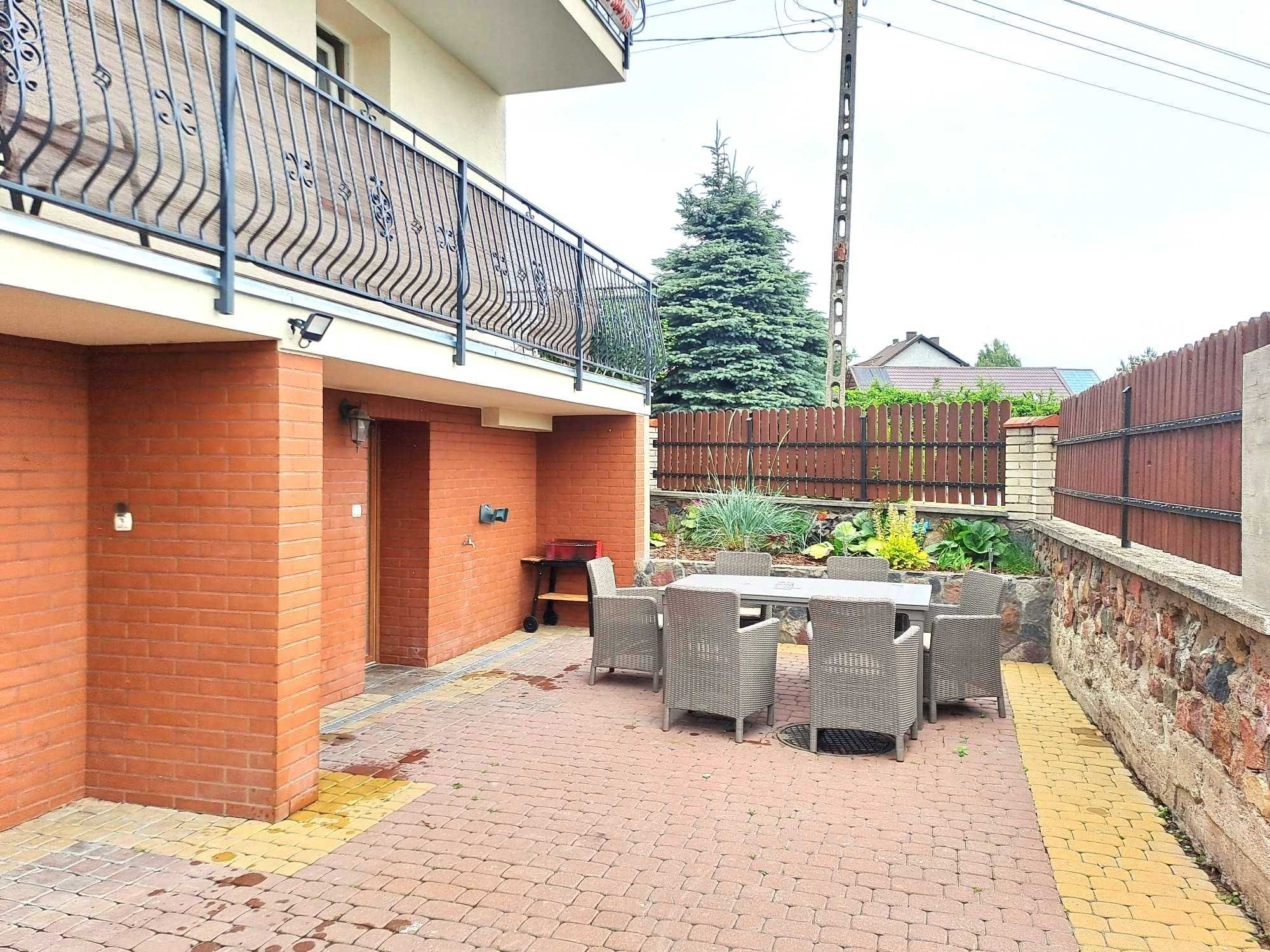 Pomieszczenie z balkonem z widokiem na JEZIORO!